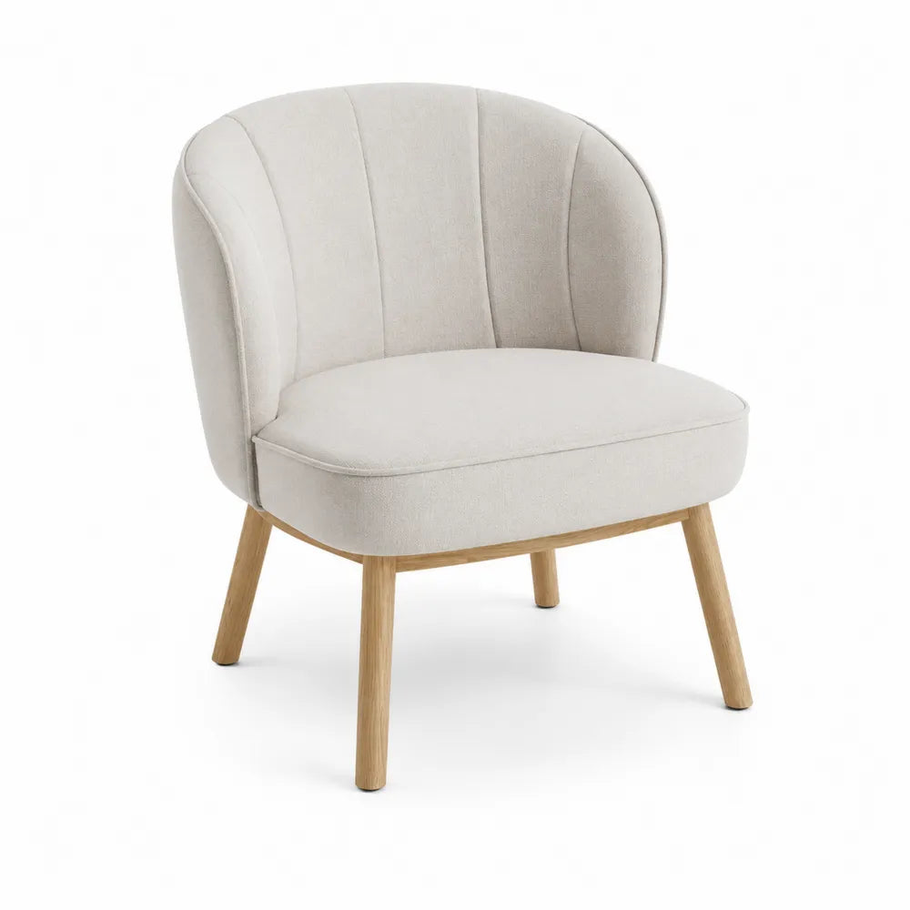 Poltrona in tessuto beige con gambe in legno