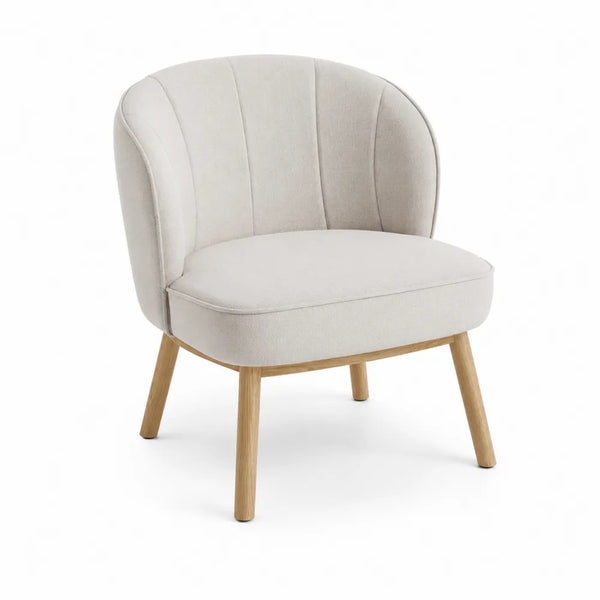 Poltrona in tessuto beige con gambe in legno